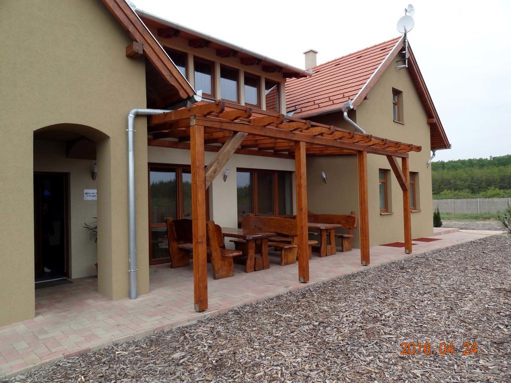 Hôtel Alfoldi Borok Haza à Kunfeherto Extérieur photo
